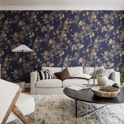 Tapet Blooming Garden, Albastru Întunecat cu un design floral delicat, perfect pentru a crea un punct focal în living, dormitor sau birou.