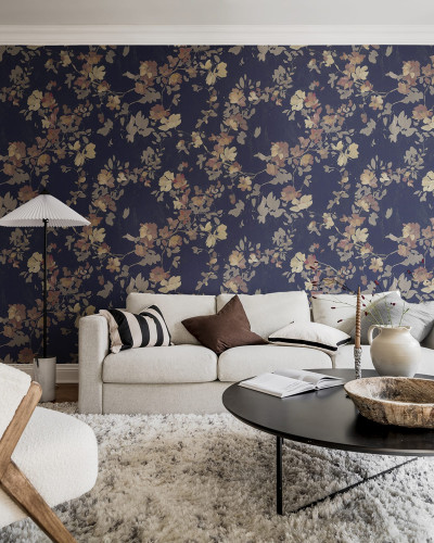 Tapet Blooming Garden, Albastru Întunecat cu un design floral delicat, perfect pentru a crea un punct focal în living, dormitor sau birou.