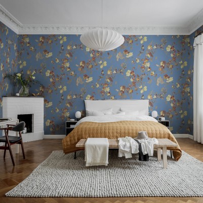 Tapet floral Blooming Garden Turquoise, cu flori albastre, galbene și roșii, într-un dormitor modern