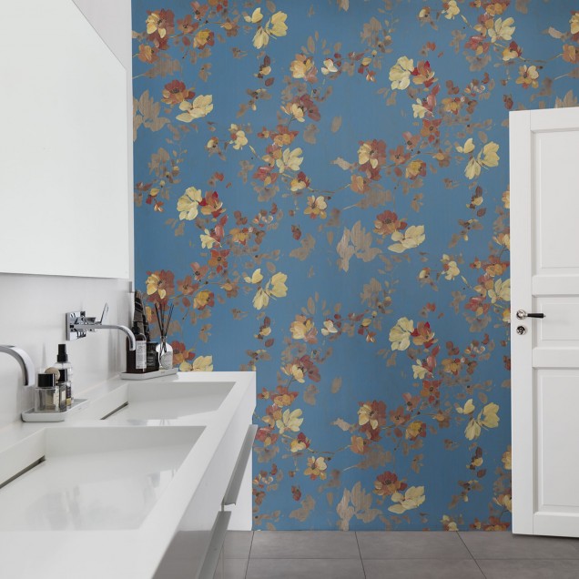 Tapet floral Blooming Garden Turquoise, cu flori albastre, galbene și roșii, într-un dormitor modern