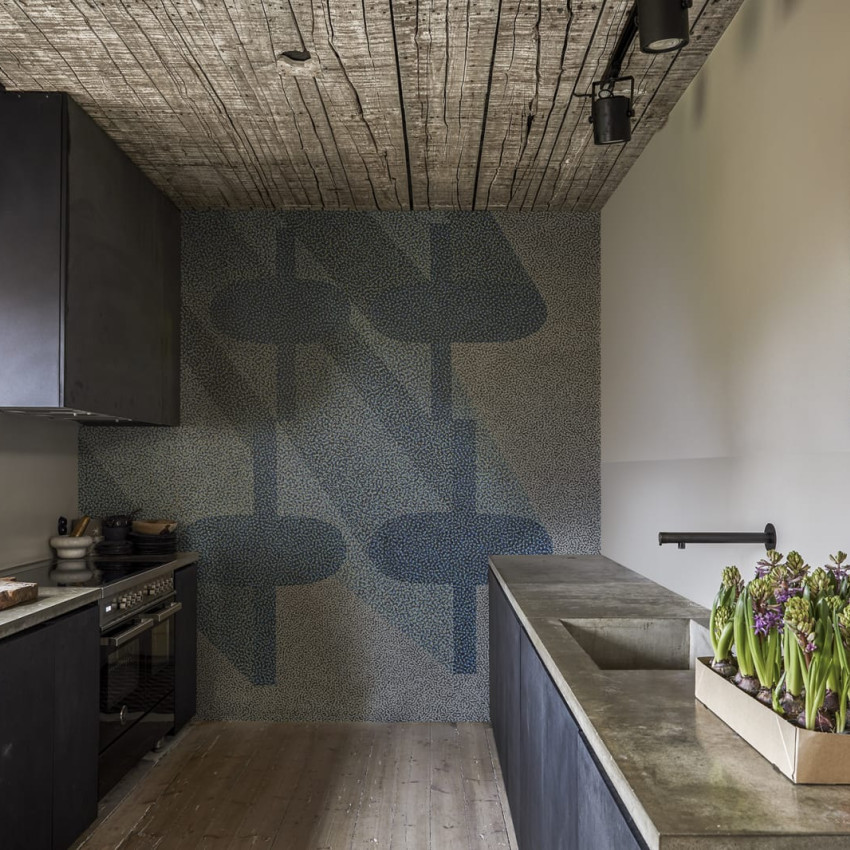 Tapet cu model minimalist de puncte fine, Birdseye Graphite, aplicat pe un perete din dormitor.