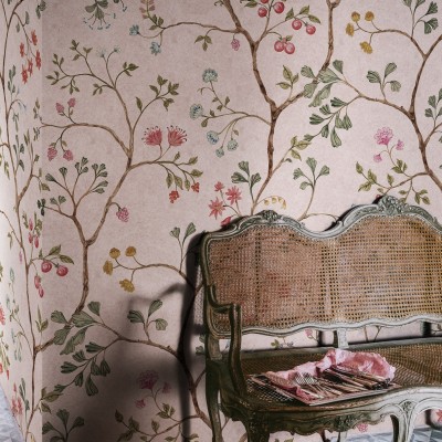 Tapet floral cu design elegant, Song Tree, Pink Cherry, cu flori roz și roșii pe un fundal crem