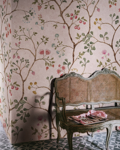 Tapet floral cu design elegant, Song Tree, Pink Cherry, cu flori roz și roșii pe un fundal crem