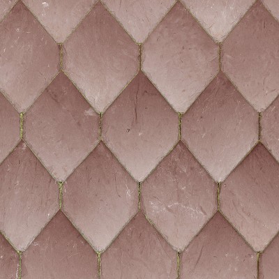 Tapet cu design geometric Osaka Tiles, roz, cu o canapea gri și un covor alb pufos în decor