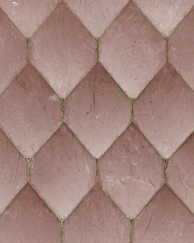 Tapet cu design geometric Osaka Tiles, roz, cu o canapea gri și un covor alb pufos în decor
