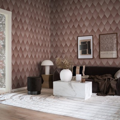 Tapet cu design geometric Osaka Tiles, roz, cu o canapea gri și un covor alb pufos în decor
