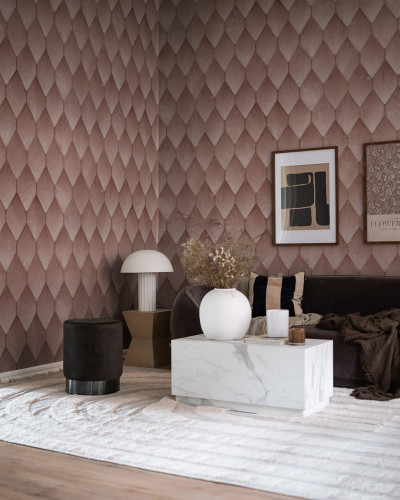 Tapet cu design geometric Osaka Tiles, roz, cu o canapea gri și un covor alb pufos în decor