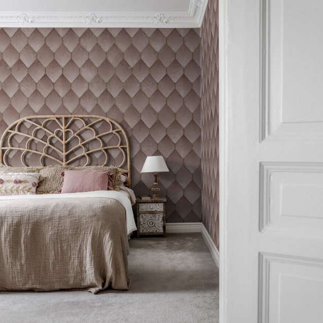 Tapet cu design geometric Osaka Tiles, roz, cu o canapea gri și un covor alb pufos în decor