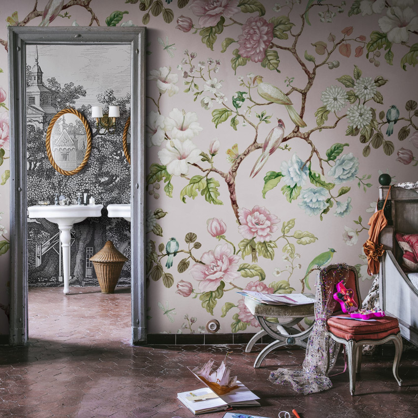 Tapet floral Grandiflora Blue, cu flori mari, roz si albe, pe fond albastru inchis. Designul include si pasari si frunze.
