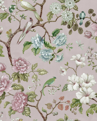Tapet floral Grandiflora, roz pal, cu flori roz și albe, păsări și frunze verzi, decorând un living cu o canapea alba și un fotoliu verde.
