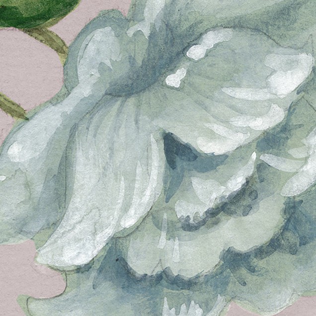 Tapet floral Grandiflora, roz pal, cu flori roz și albe, păsări și frunze verzi, decorând un living cu o canapea alba și un fotoliu verde.