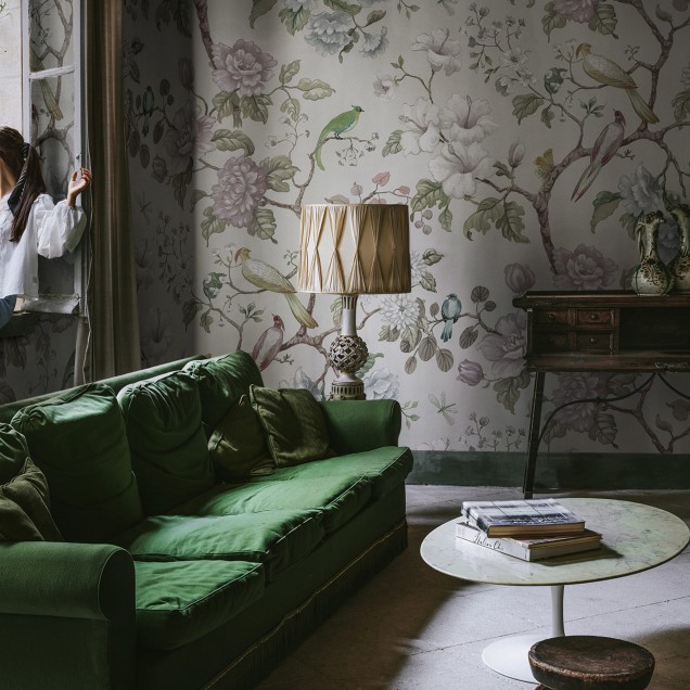 Tapet floral cu flori mari, delicate, pictate in nuante pastelate, cu pasari pe o ramura, pentru un decor romantic si relaxant.