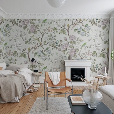Tapet floral cu flori mari, delicate, pictate in nuante pastelate, cu pasari pe o ramura, pentru un decor romantic si relaxant.