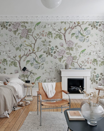 Tapet floral cu flori mari, delicate, pictate in nuante pastelate, cu pasari pe o ramura, pentru un decor romantic si relaxant.