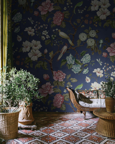 Tapet floral Grandiflora Blue, cu flori mari, roz si albe, pe fond albastru inchis. Designul include si pasari si frunze.
