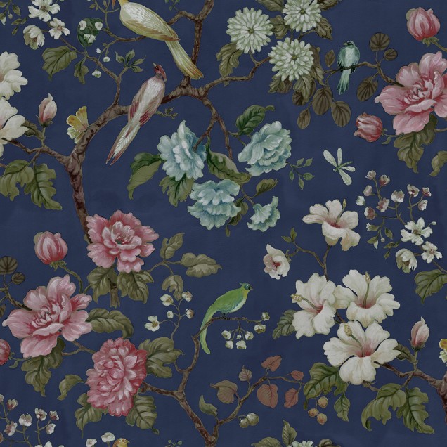 Tapet floral Grandiflora Blue, cu flori mari, roz si albe, pe fond albastru inchis. Designul include si pasari si frunze.