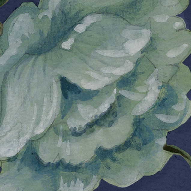 Tapet floral Grandiflora Blue, cu flori mari, roz si albe, pe fond albastru inchis. Designul include si pasari si frunze.