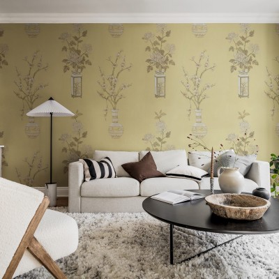 Tapet cu design modern și elegant, Japanese Vases, Saffron. Tapetul prezintă vaze japoneze cu flori, în tonuri de gri, alb și maro.
