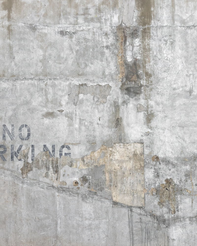 Wallpaper No Parking - perete din beton, cu un design industrial modern, textură vizibilă și culoare gri naturală.