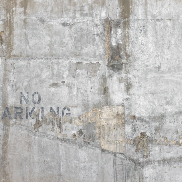 Wallpaper No Parking - perete din beton, cu un design industrial modern, textură vizibilă și culoare gri naturală.