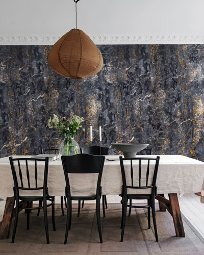 Tapet Dripping Gold cu design minimalist si accent auriu, folosit intr-o camera de dining