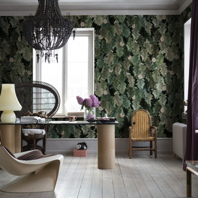 Tapet cu frunze de stejar verzi, cu ceasuri ascunse printre frunziș, într-o cameră cu un decor modern
