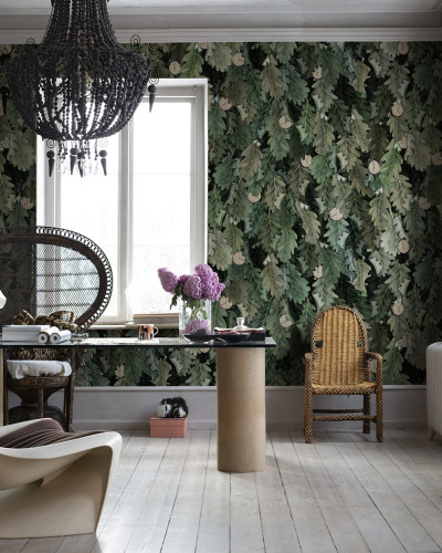 Tapet cu frunze de stejar verzi, cu ceasuri ascunse printre frunziș, într-o cameră cu un decor modern