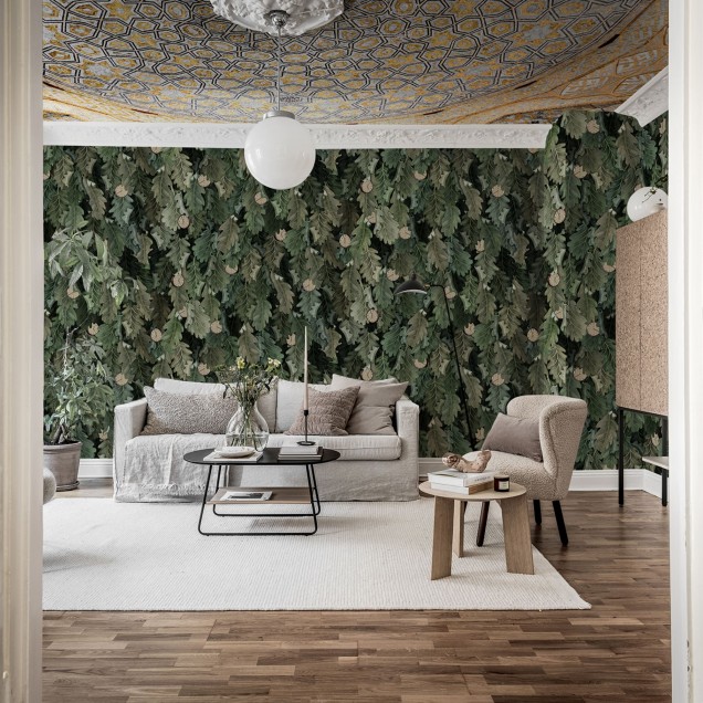 Tapet cu frunze de stejar verzi, cu ceasuri ascunse printre frunziș, într-o cameră cu un decor modern
