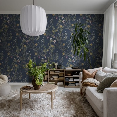 Tapet floral cu flori delicate și frunze delicate pe un fundal albastru ocean.