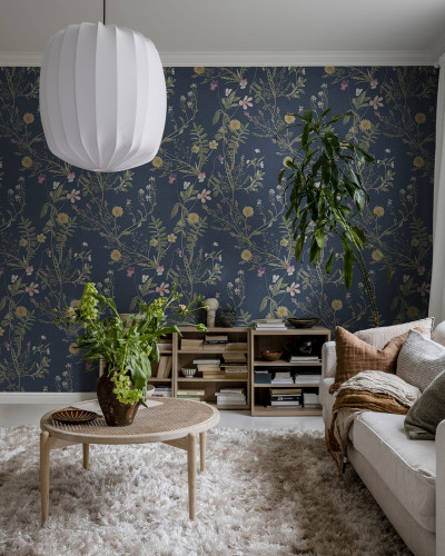 Tapet floral cu flori delicate și frunze delicate pe un fundal albastru ocean.