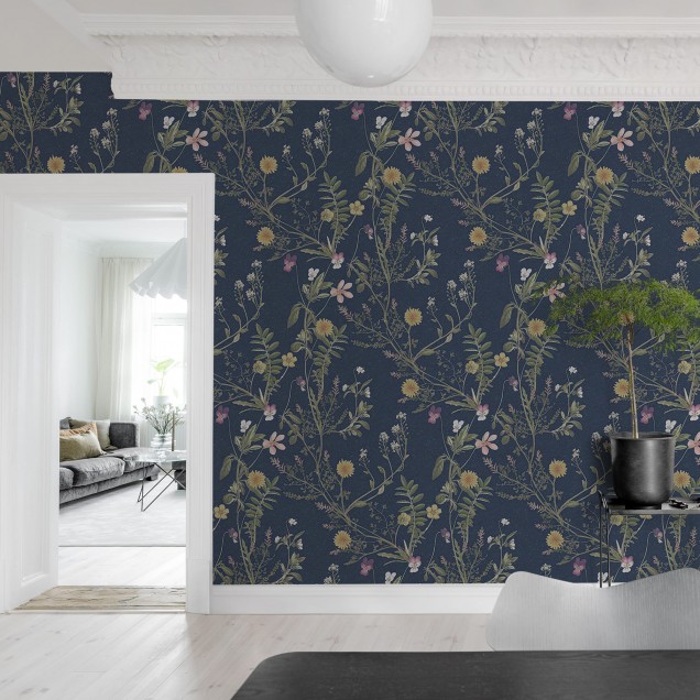 Tapet floral cu flori delicate și frunze delicate pe un fundal albastru ocean.