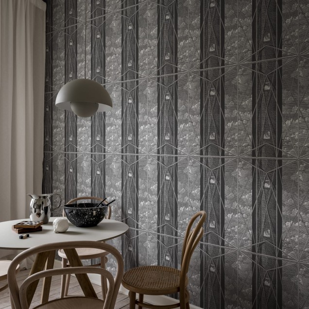 Tapet geometric Skyrise, Graphite, cu un model elegant și grafic imprimat pe un fond gri închis