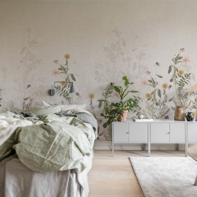 Tapet Stormy Meadow, Sand cu model floral delicat de flori sălbatice pe fond neutru.