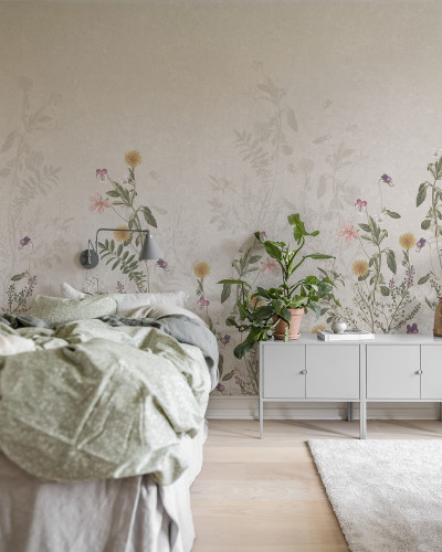 Tapet Stormy Meadow, Sand cu model floral delicat de flori sălbatice pe fond neutru.