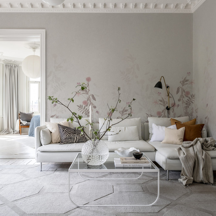 Tapet Stormy Meadow, Sand cu model floral delicat de flori sălbatice pe fond neutru.