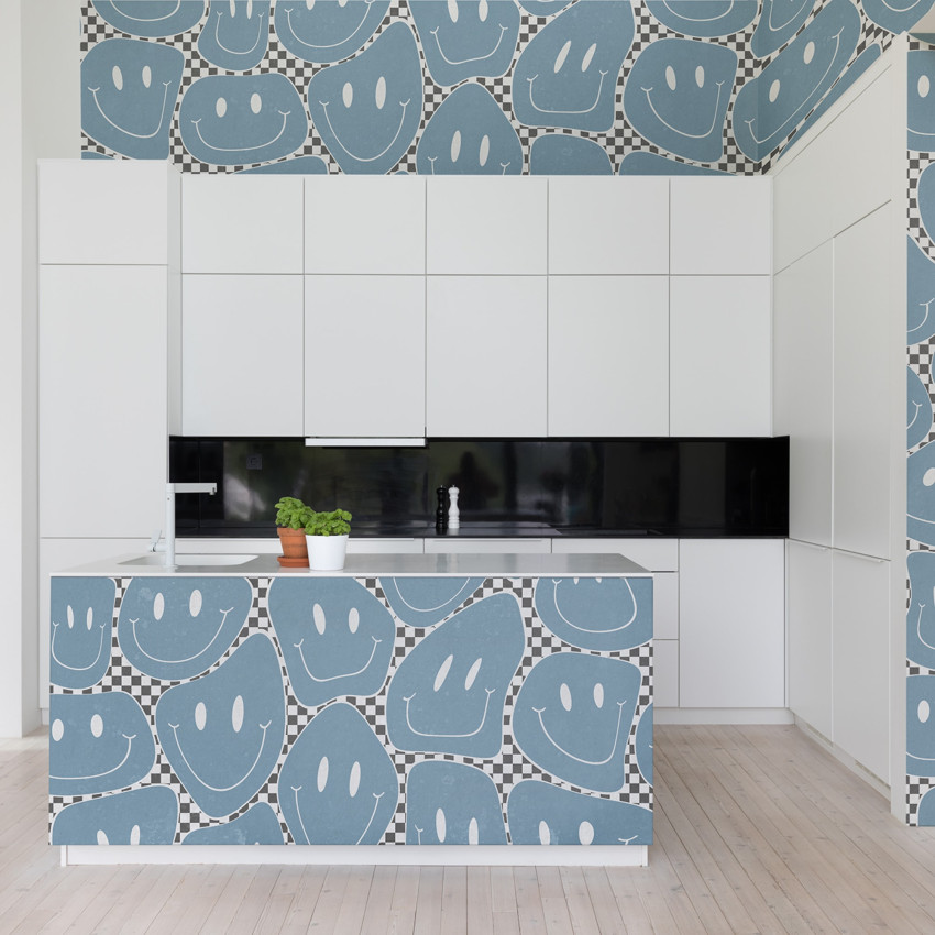 Tapet Happy Rebel Green cu design abstract și fațe zâmbitoare în culori neutre