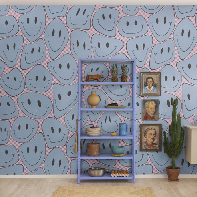 Happy Rebel Pink Chess - Tapet modern cu zâmbete Tapet cu zâmbete albastre pe fundal roz cu pătrate albe. Tapetul este perfect pentru a crea o atmosferă veselă în dormitor, sala de joaca sau living.