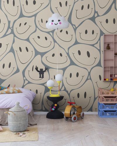 Tapet cu zâmbete Happy Rebel Peach - un design unic cu zâmbete mari, perfect pentru a înveseli orice cameră.