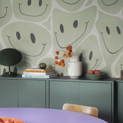 Tapet Happy Rebel Green cu design abstract și fațe zâmbitoare în culori neutre