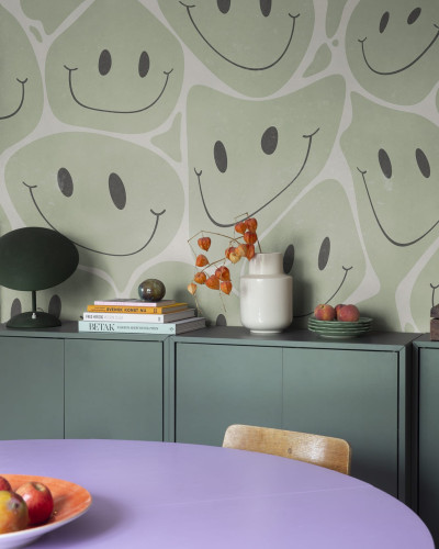 Tapet Happy Rebel Green cu design abstract și fațe zâmbitoare în culori neutre