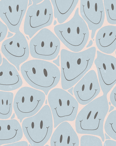 Tapet Happy Rebel Light Blue cu zâmbete vesele pe un perete albastru deschis.