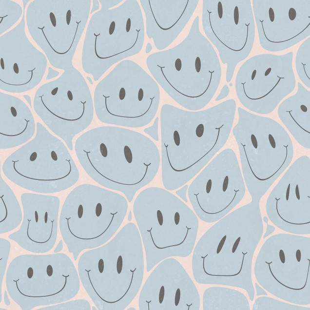 Tapet Happy Rebel Light Blue cu zâmbete vesele pe un perete albastru deschis.
