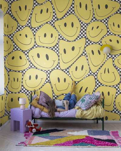 Happy Rebel Sunshine Chess wallpaper cu zâmbete galbene pe un fundal alb-negru în carouri