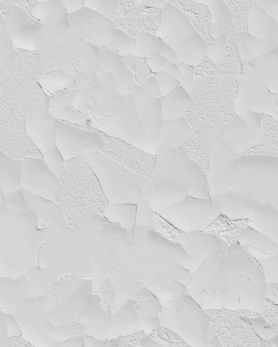Tapet Cracked Art Alb în cameră cu decor minimalist. Tapetul este aplicat pe peretele din spatele patului, în living.