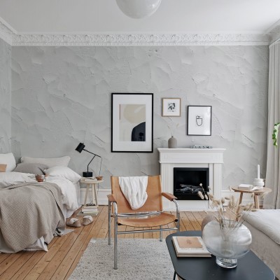 Tapet Cracked Art Alb în cameră cu decor minimalist. Tapetul este aplicat pe peretele din spatele patului, în living.