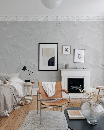 Tapet Cracked Art Alb în cameră cu decor minimalist. Tapetul este aplicat pe peretele din spatele patului, în living.