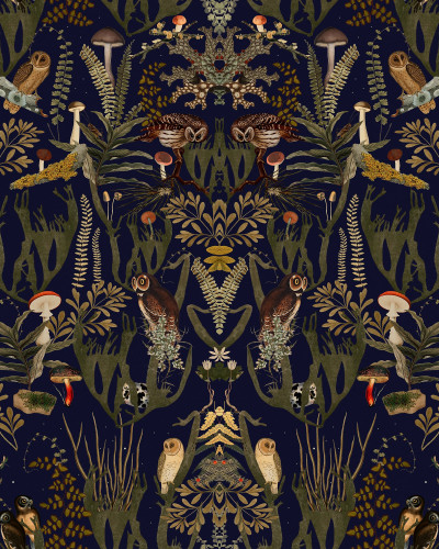 Tapet cu design elegant ce infatiseaza o padure suedeza, cu elemente botanice, animale si ciuperci, pe un fundal bleumarin.