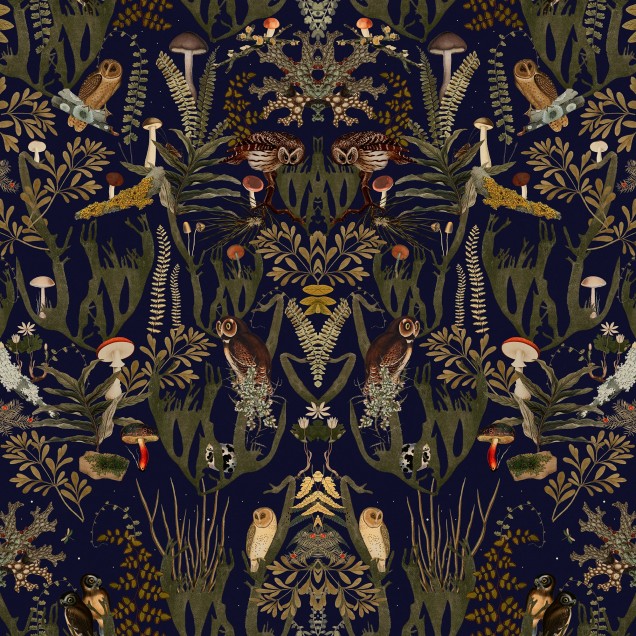 Tapet cu design elegant ce infatiseaza o padure suedeza, cu elemente botanice, animale si ciuperci, pe un fundal bleumarin.