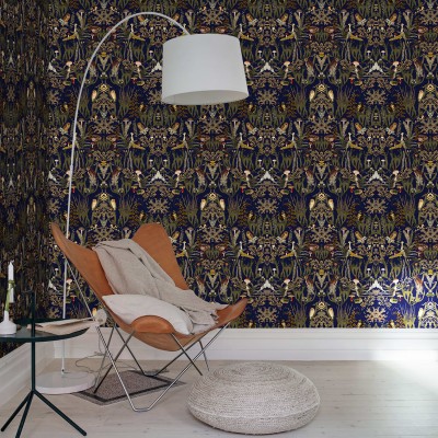Tapet cu design elegant ce infatiseaza o padure suedeza, cu elemente botanice, animale si ciuperci, pe un fundal bleumarin.