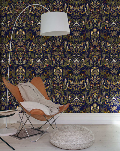 Tapet cu design elegant ce infatiseaza o padure suedeza, cu elemente botanice, animale si ciuperci, pe un fundal bleumarin.